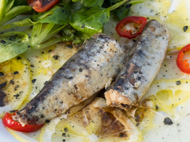 Zitronencarpaccio-mit-Sardinen-und-Feldsalat-Detail In Detail betrachtet ist ein Zitronencarpaccio mit Sardinen und Feldsalat schon gut anzusehen. Schmecken tut es frisch und meditteran.