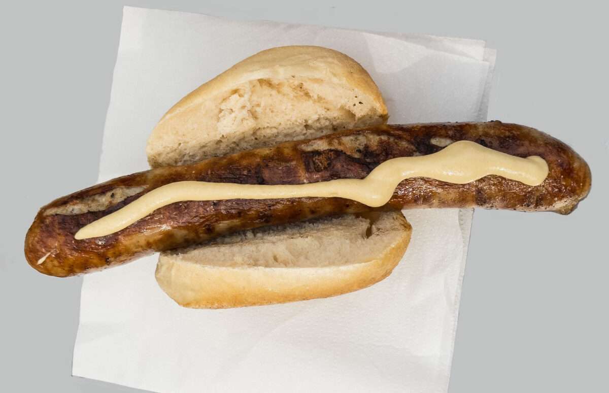 Gerhard Schröders Weimarer Kraftriegel war eine Thüringer Bratwurst, die er auf dem Marktplatz verzehrt hat. Ob ihm die Currysoße gefehlt hat ist nicht bekannt.