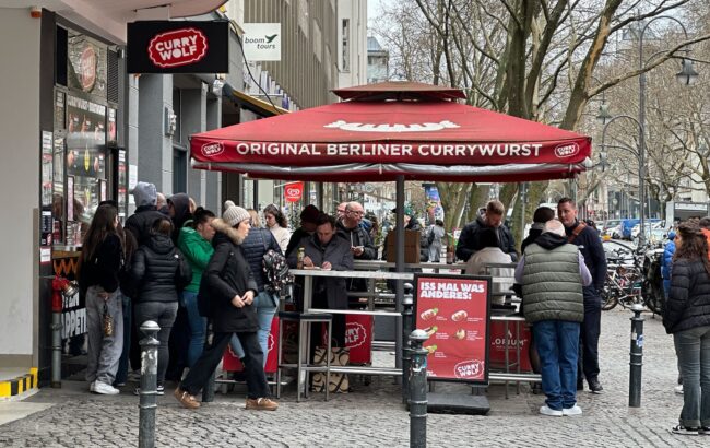 Eine gute Berliner Currywurst am Kudamm vermutet man eher nicht, da in Touristenregionen ehre nicht das Beste angeboten wird. Diese Currywurst wurde in heißem Öl gebraten und hatte Röstaromen.