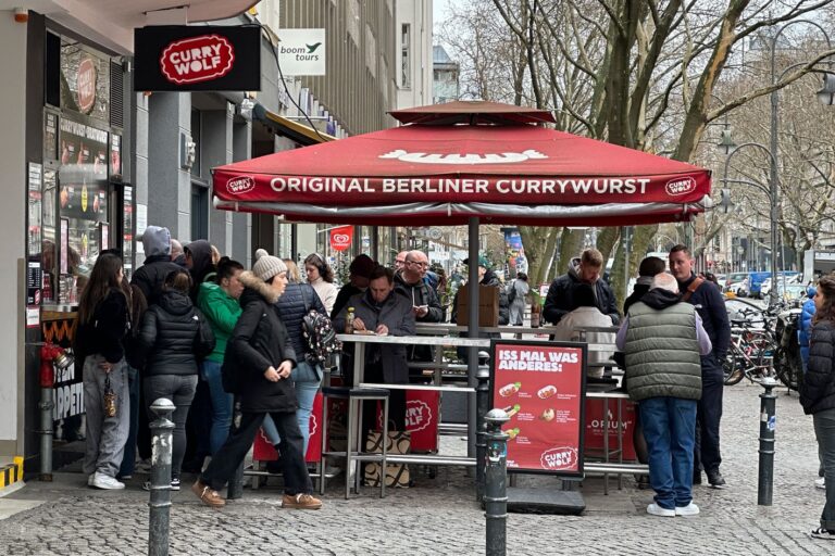 Eine gute Berliner Currywurst am Kudamm vermutet man eher nicht, da in Touristenregionen ehre nicht das Beste angeboten wird. Diese Currywurst wurde in heißem Öl gebraten und hatte Röstaromen.