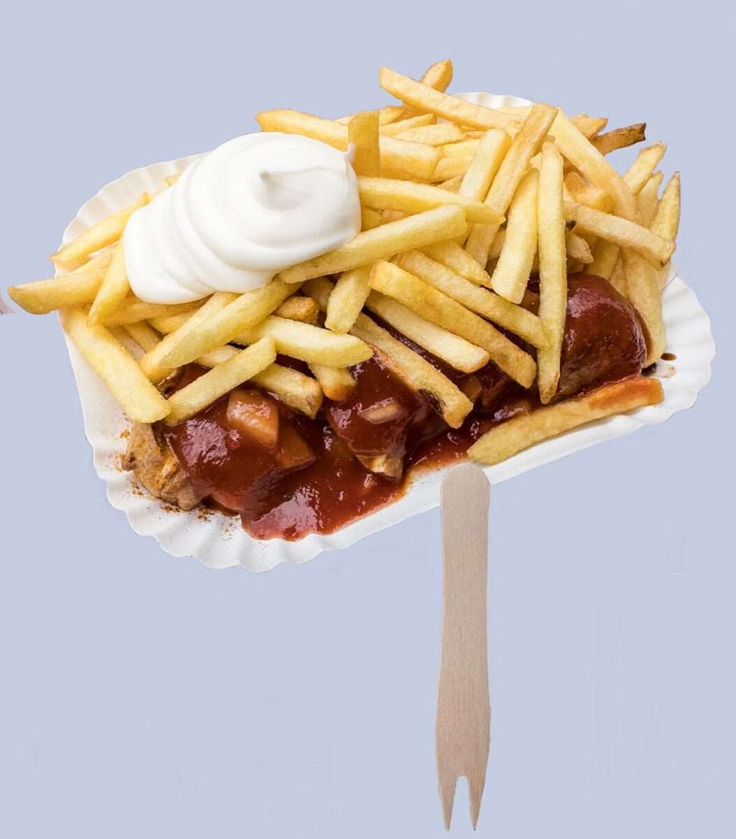 Die gute Currywurst am Kudamm Berlin zeichnet sich durch ihre Röstaromen aus. Denn sie wird in heißem Öl gebraten.