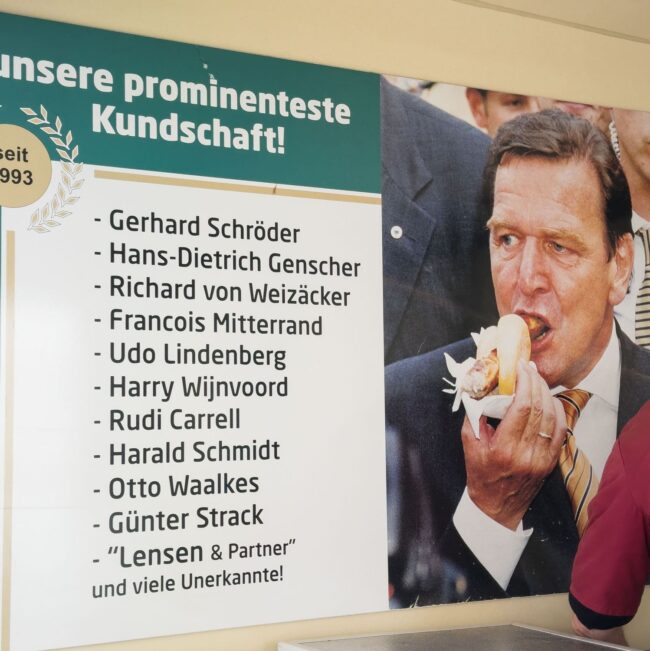 Schröder isst einen Weimarer Kraftriegel und auch viele andere Promis taten dies. Otto Waalkes, Harald Schmidt und Rudi Carell aber auch viele weitere Politikgrößen.