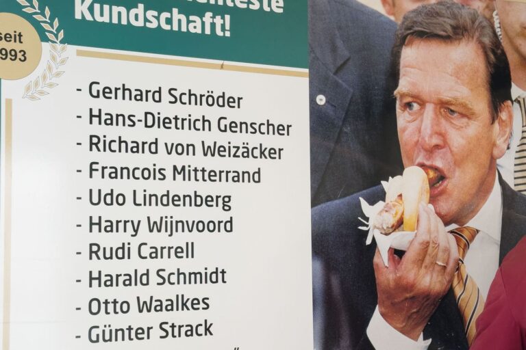 Schröder isst einen Weimarer Kraftriegel und auch viele andere Promis taten dies. Otto Waalkes, Harald Schmidt und Rudi Carell aber auch viele weitere Politikgrößen.
