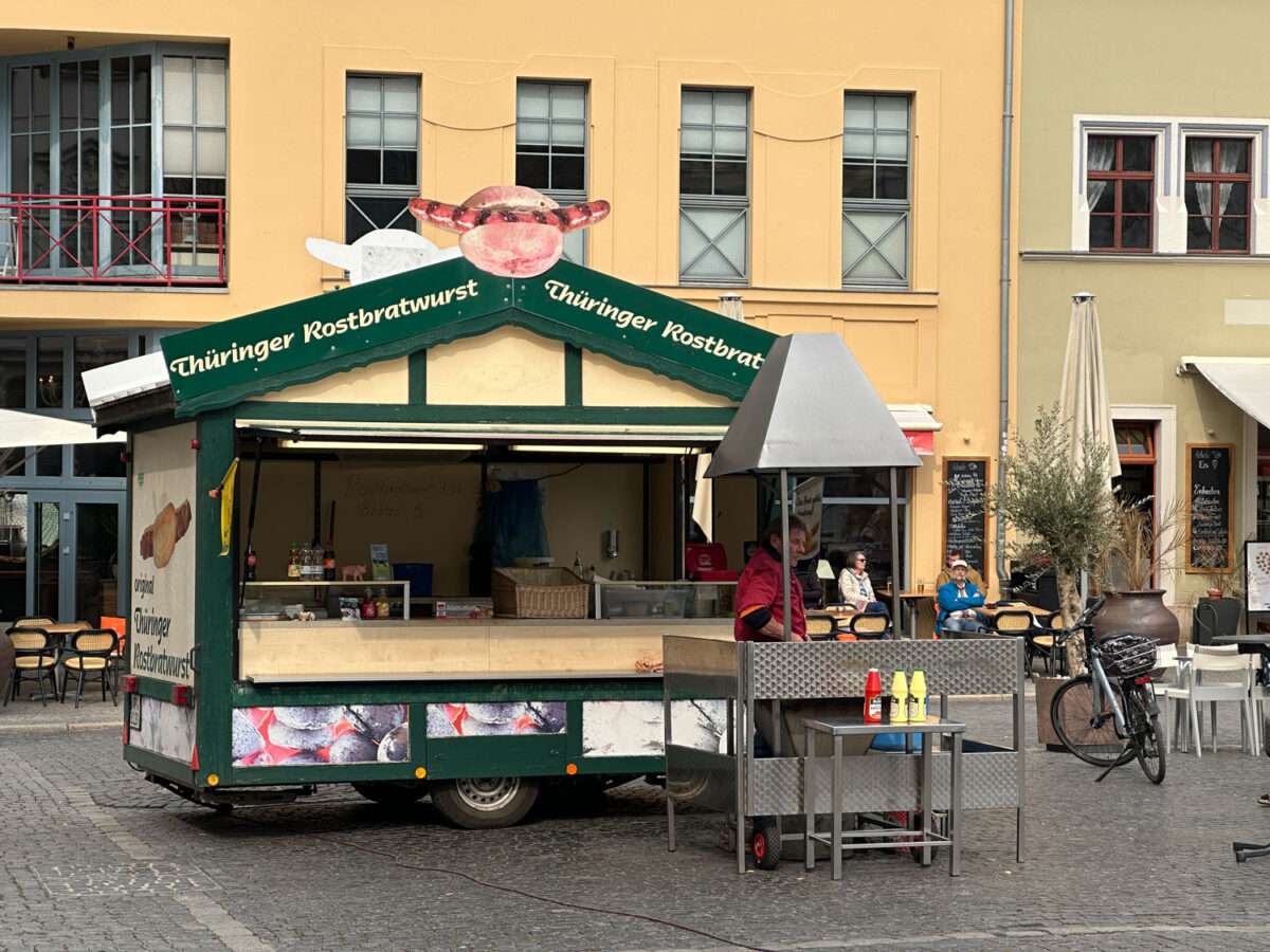 Schröders Kraftriegelbude in Weimar steht auf dem Marktplatz. Auch viele andere Promis haben dort schon eine Bratwurst verzehrt.