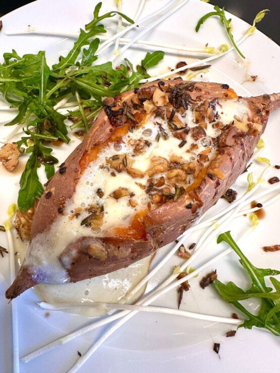 Süßkartoffel-mit-Honig,-Gorgonzola Die Süßkartoffel mit Honig, Gorgonzola und einem Hauch Feuer durch die Schärfe ist ein einzigartiger Genuss. Denn Süß und scharf passen sehr gut zusammen.