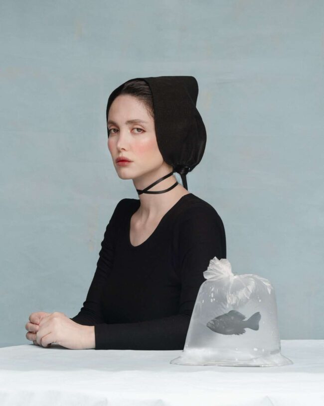 Der Titel „Breathe“ (deutsch: „Atme“) der Fotografie von Somy Samani verweist auf ein elementares Bedürfnis – das nach Luft, nach Leben, nach Freiheit. Ein eindringliches Zechen und ein Ruf nach Freiheit.