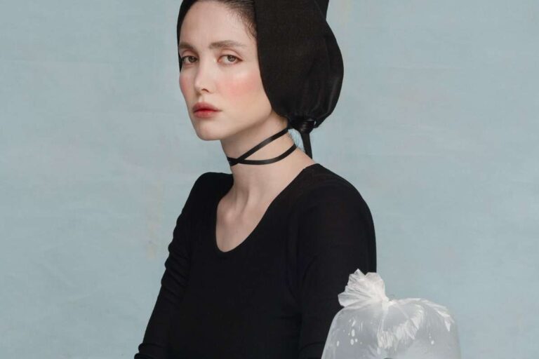 Der Titel „Breathe“ (deutsch: „Atme“) der Fotografie von Somy Samani verweist auf ein elementares Bedürfnis – das nach Luft, nach Leben, nach Freiheit. Ein eindringliches Zechen und ein Ruf nach Freiheit.