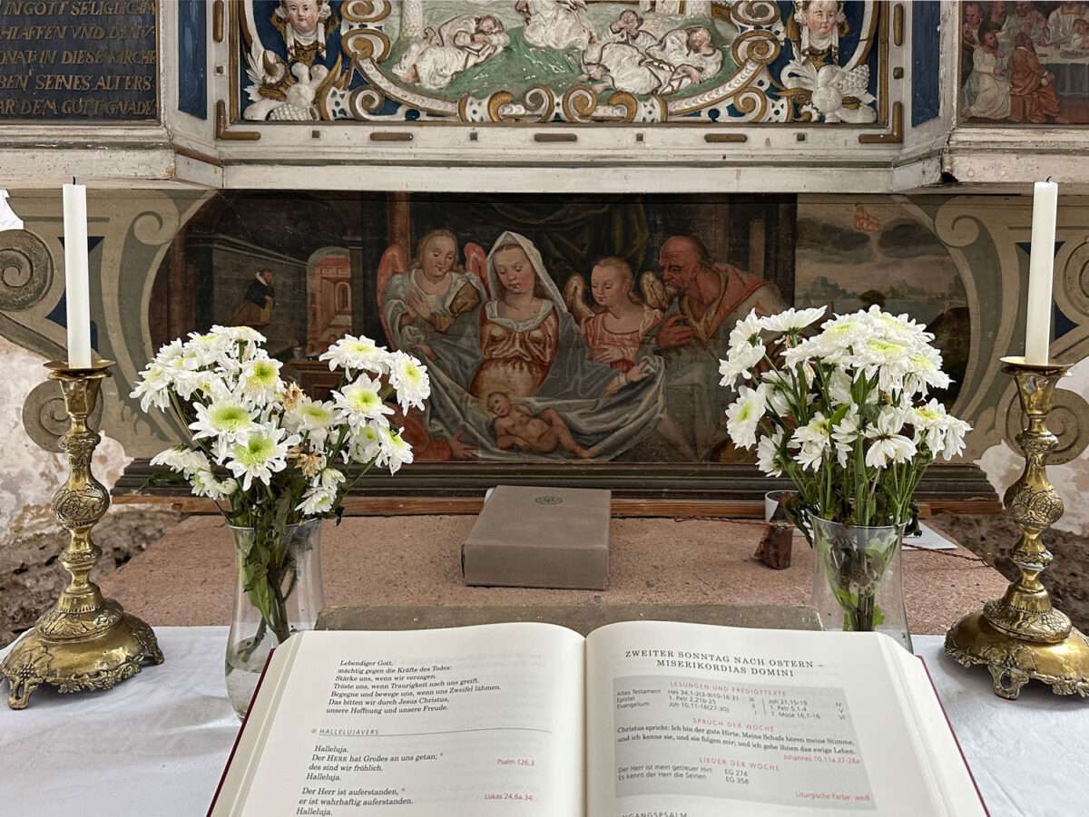 Der Altartisch der Dorfkirche Döben schließt mit einer Darstellung der Anbetung des Jesuskindes ab, die trotz ihrer einfachen Malweise die Stimmung gut vermittelt und der Andacht dient.