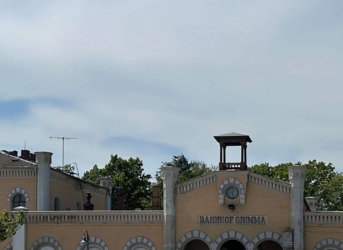 An diesem Bild vom Portal des Bahnhofs von Grimma ist nur die Himmel sauber. Alles andere ist traurig.