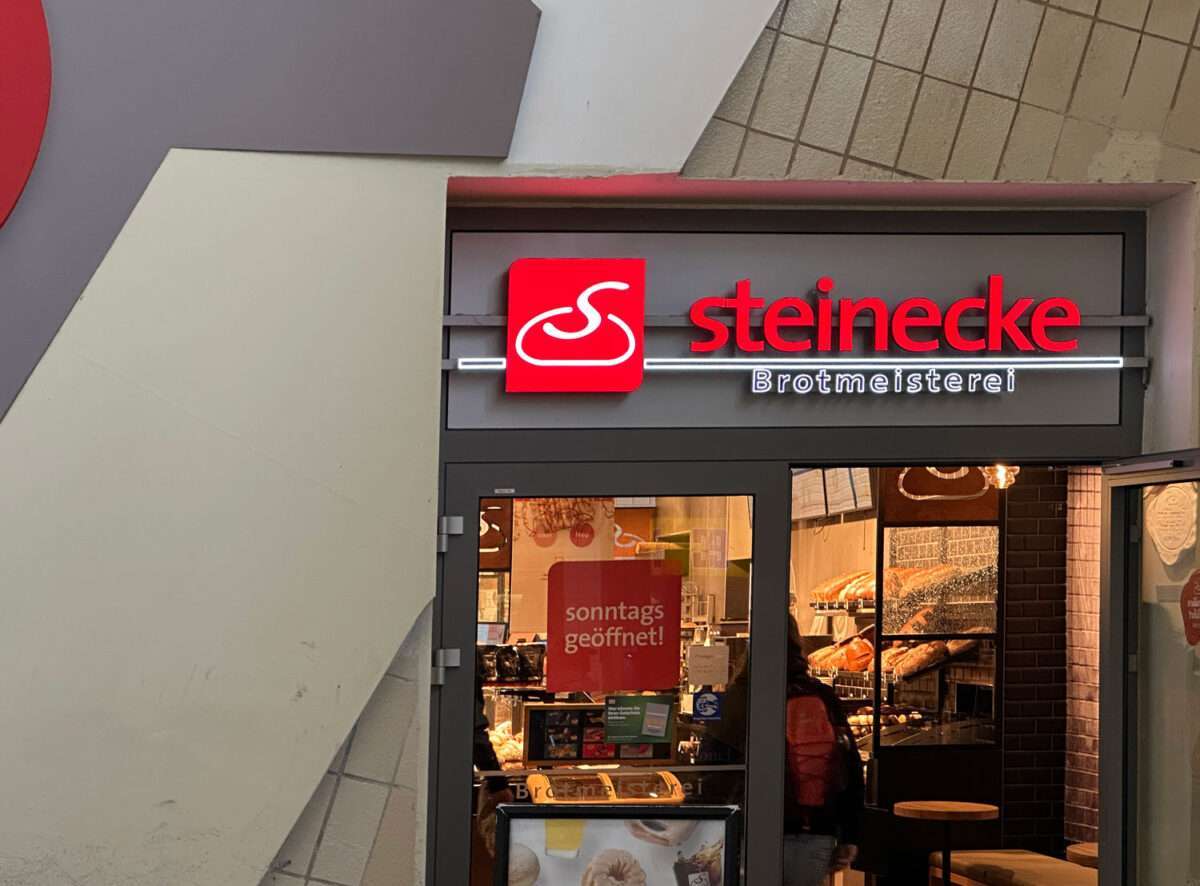 Die Bockwurst vom Steinecke im Bahnhof Dessau hat eine durchschnittliche Qualität und steckt in einem Aufbackbrötchen. Der Preis von 2,95 € ist stolz aber der Zeit entsprechend.