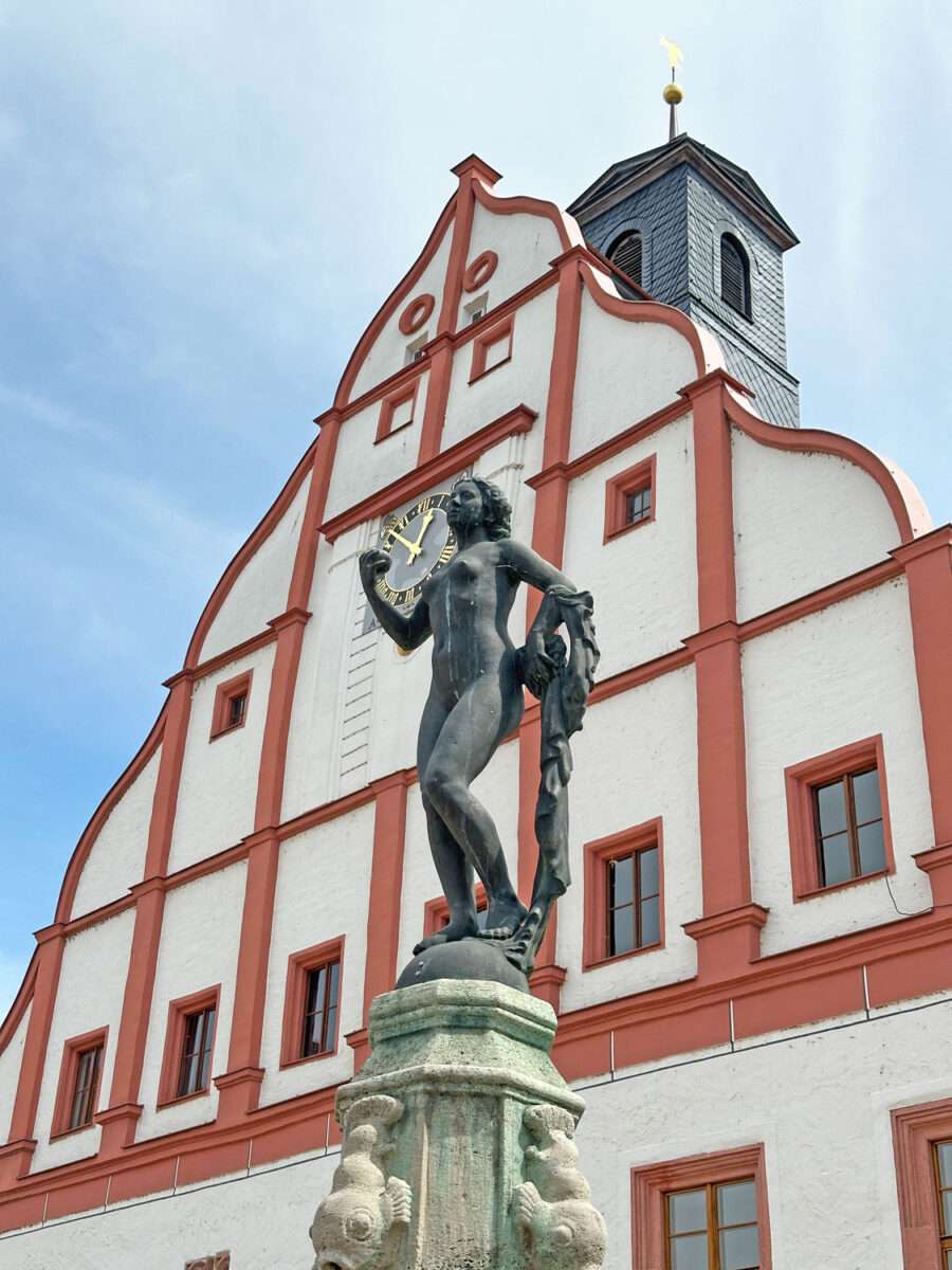 Die Brunnenfigur von Paul Pilz vor dem Rathaus Grimma aus dem Jahr 1912 erregte damals prüde Geister und würde es heute wieder tun. Es ist die Frage, ob eine solche Plastik einer unbekleideten Frau 2025 im öffentlichen Raum überhaupt möglich wäre.