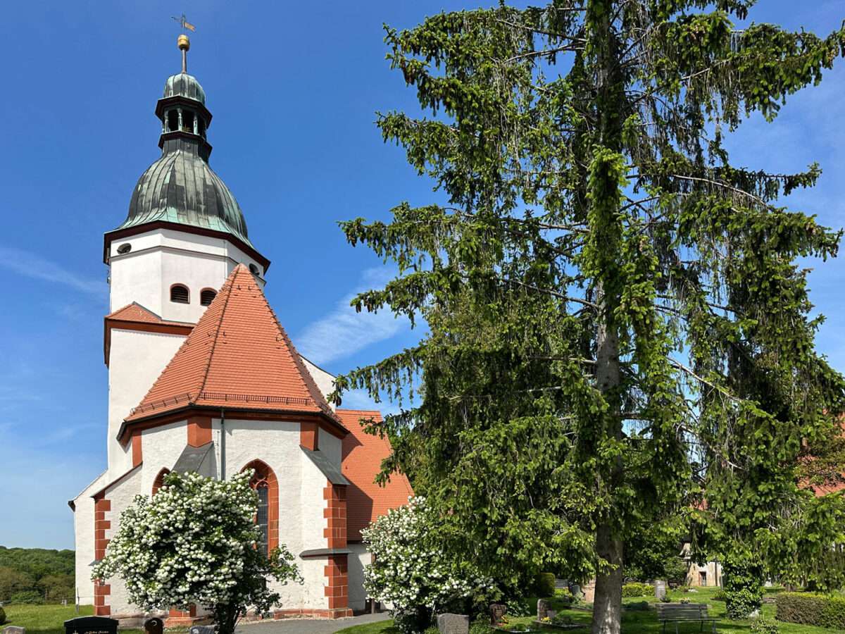 Die Dorfkirche Döben bei Grimma von der Ostseite aus gesehen, steht in einem gut gepflegten Friedhof.