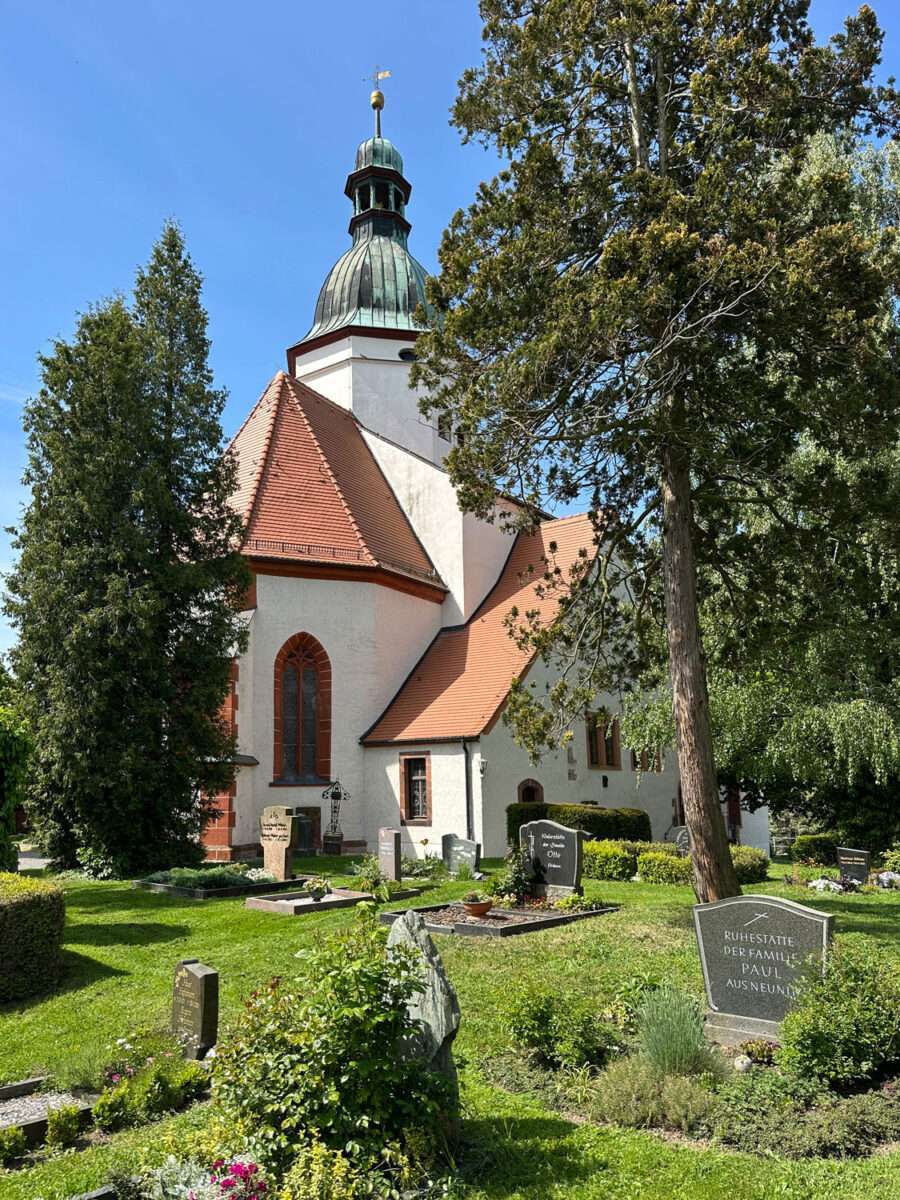 Unser erstes Ziel nach der Wanderung von Grimma nach Döben ist die fantastische Dorfkirche.