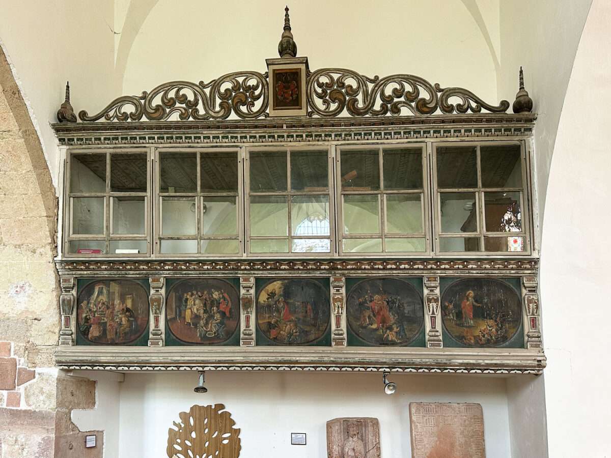Die Empore mit Kassettenmalereien in der Dorfkirche Döben bei Grimma ist auch eine Besonderheit, da diese nicht umlaufend war, sondern allein der Herrschaft diente.
