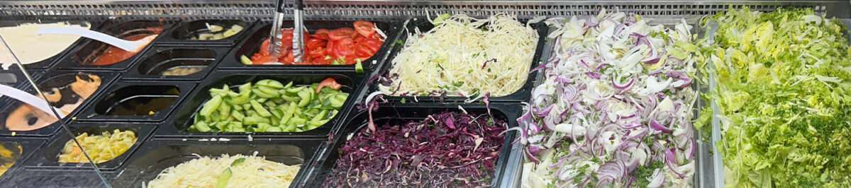 Der Thüringen Döner wird mit frischen Salaten, Zwiebeln und Kraut gefüllt. Dazu kommt eine Knoblauchsoße.