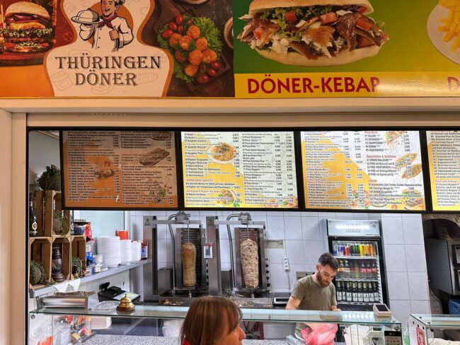 Im Geraer Hauptbahnhof gibt es den Thüringen Döner, aber keine Thüringer Bratwurst. Auch auf dem Bahnhofsvorplatz ist keine Bratwurst zu riechen oder zu finden.