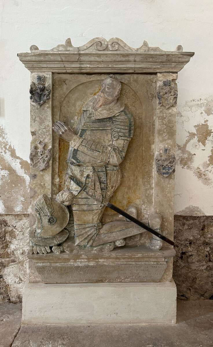 Das Grabmal Ernst von Arras in der Dorfkirche Döben steht im Altarraum