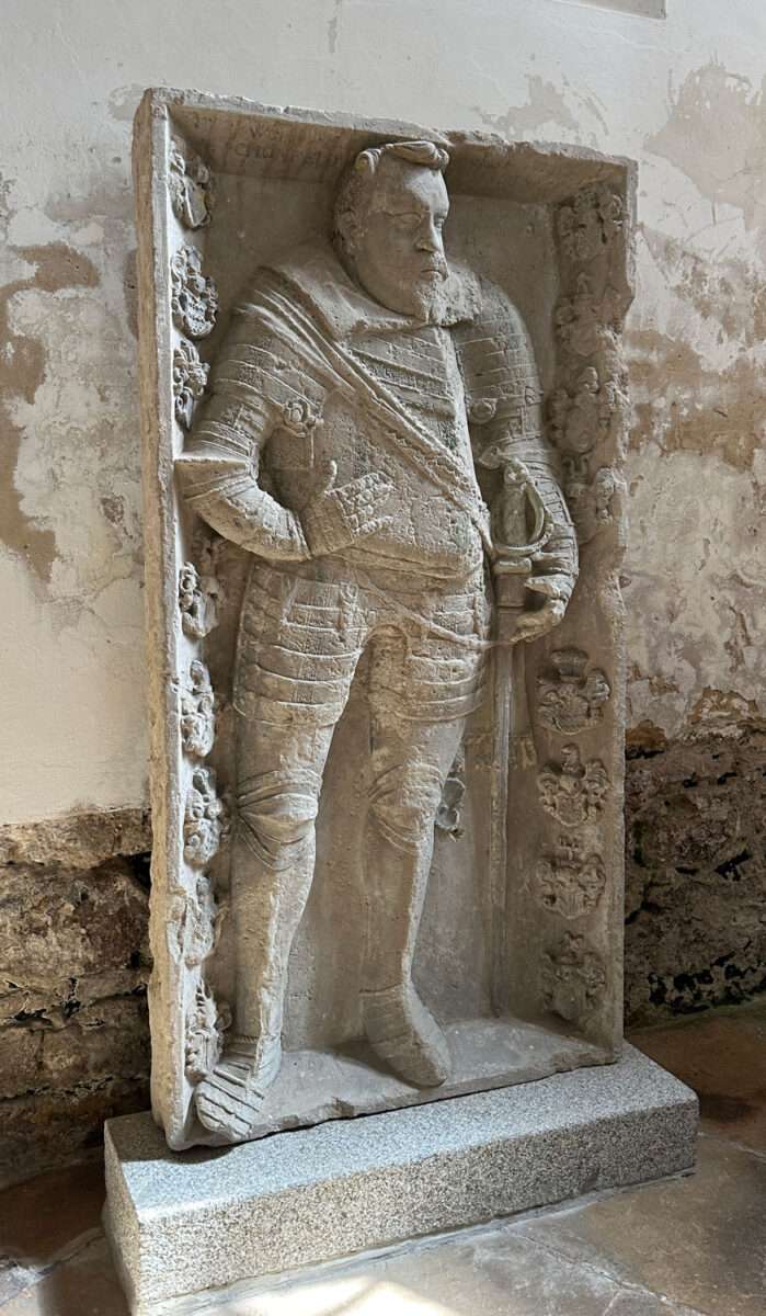 Die Grabplatte des Wolf von Schönfeld in der Dorfkirche Döben ist ein eindrucksvolles Steinrelief.
