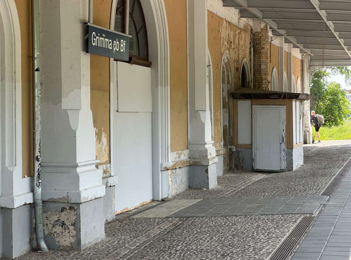 Der Bahnsteigsbereich des Bahnhof Grimma ist verwahrlost.