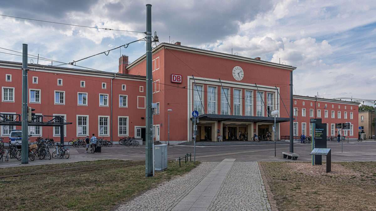 Der Hauptbahnhof Dessau wurde nach dem Krieg gebaut, da 80 % der Stadt als auch der Bahnhof durch ein Bombardement zerstört waren.