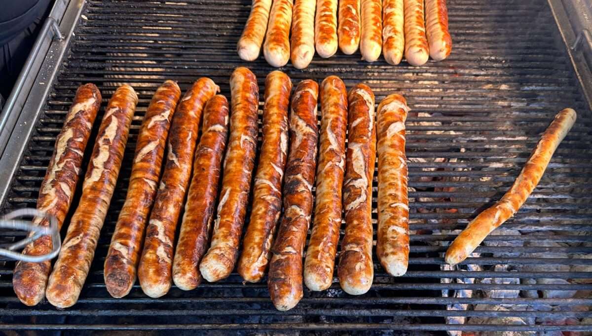 Die Jenaer Bratwurst war groß – XXL-Format – und mit 4 Euro (Stand Mai 2025) schon ein Schnäppchen. Ihre Länge kompensierte zumindest visuell einen Teil des geschmacklichen Defizits.