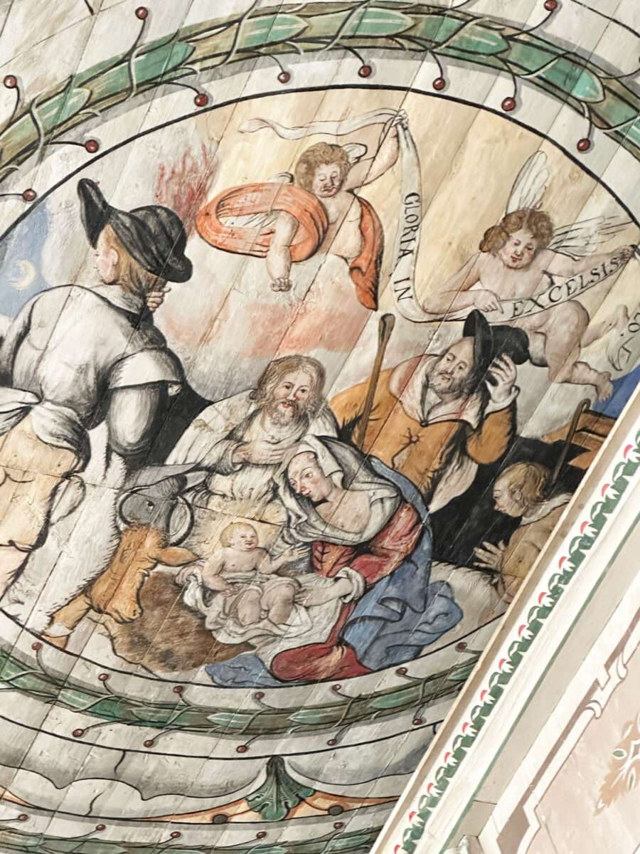 Josef und Maria mit dem Christuskind auf der Holzdecke der Dorfkirche in Döben ist ein anrührendes Motiv im bäuerlichen, deutschen Renaissancestil
