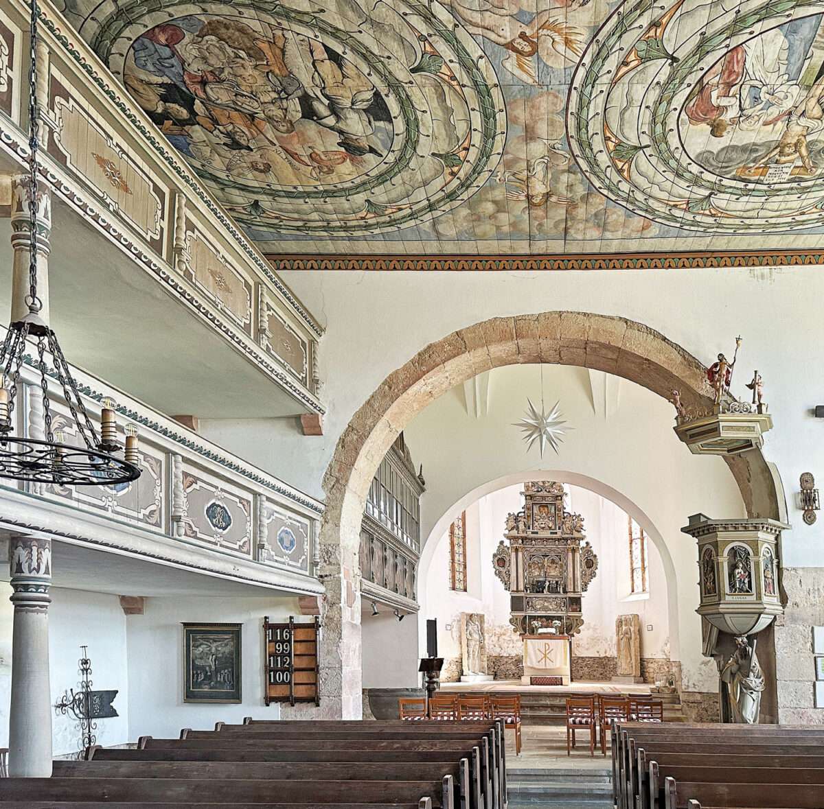 Kirchenraum Richtung Altar in der Dorfkirche Döben bei Grimma zeigt die Pracht dieser Kirche mit ihrer reichen Innenausstattung.