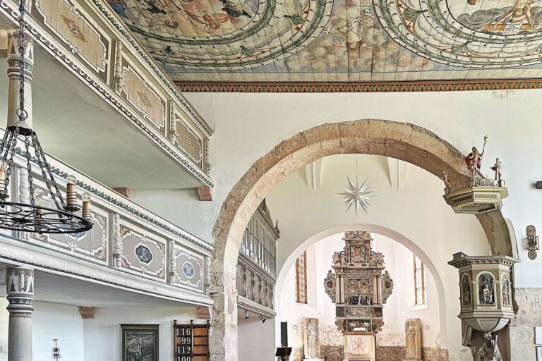 Kirchenraum Richtung Altar in der Dorfkirche Döben bei Grimma zeigt die Pracht dieser Kirche mit ihrer reichen Innenausstattung.