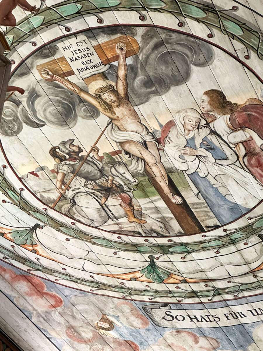 Die Kreuzigung auf der bemalten Holzdecke der Dorfkirche Döben ist im bäuerlich einfachen Stil aber nicht nur anrührend, sondern auch künstlerisch stimmig.