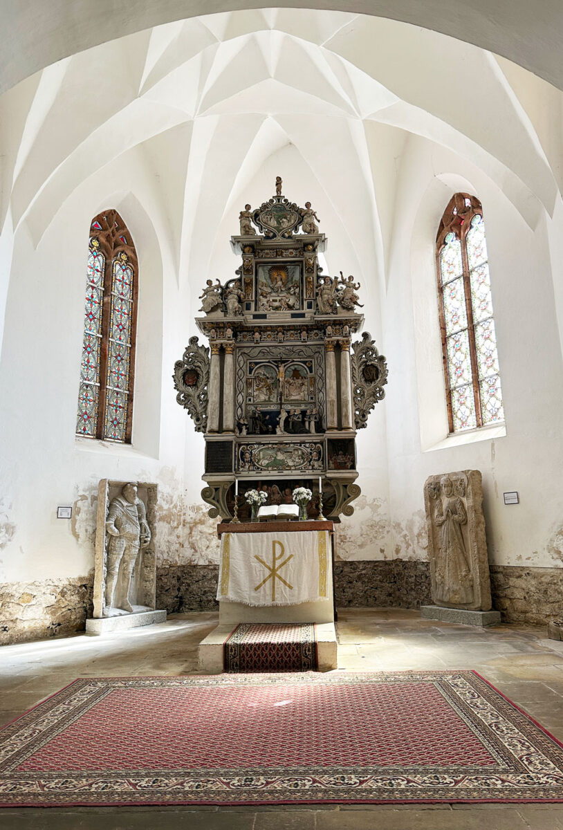 Das Kreuz- und Netzgewölbe im Altarraum der Dorfkirche Döben bei Grimma ist eine Besonderheit für eine so einfache Kirche.