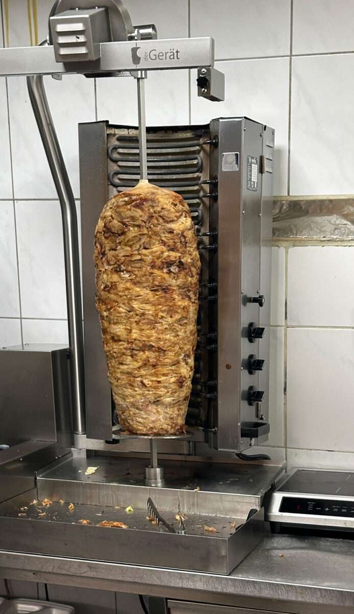 Der Thüringen Döner vom Hähnchen ist mir lieber als ein Lammdöner. Dann das Lammfleisch ist auf dem Grillspieß gepresst.