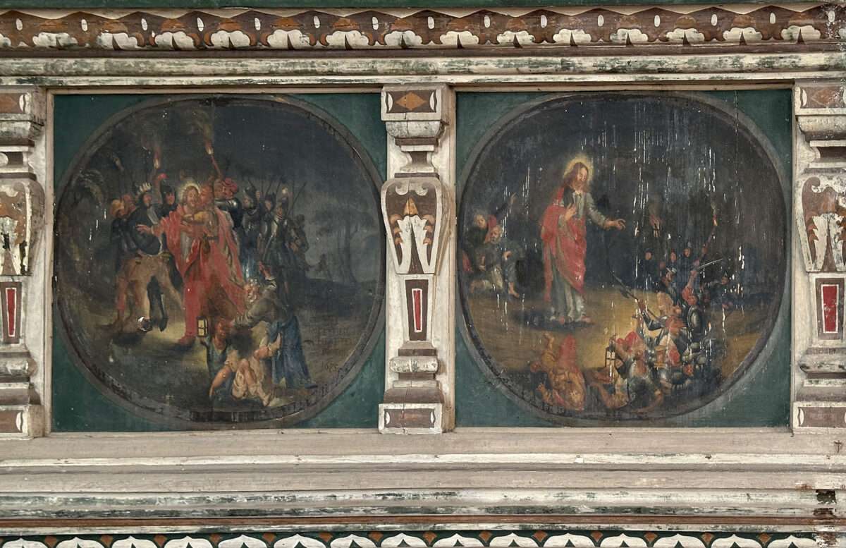 Die unrestaurierten Kassettenmalereien in der Dorfkirche Döben bergen ein Geheimnis. Verweist die Aufschrift auf der linken Kassette auf den Künstler der hier tätig war?