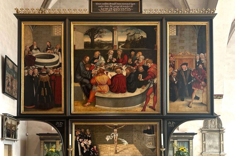 Der Reformationsaltar in Wittenberg von Lucas Cranach dem Älteren und dem Jüngeren wirst einige Fragen auf. Ist es doch lediglich eine Werkstattarbeit?