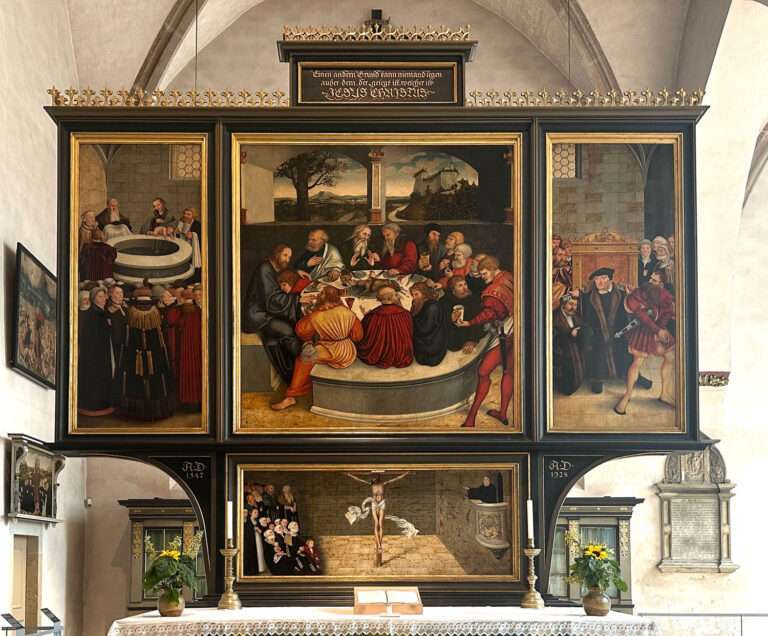 Der Reformationsaltar in Wittenberg von Lucas Cranach dem Älteren und dem Jüngeren wirst einige Fragen auf. Ist es doch lediglich eine Werkstattarbeit?