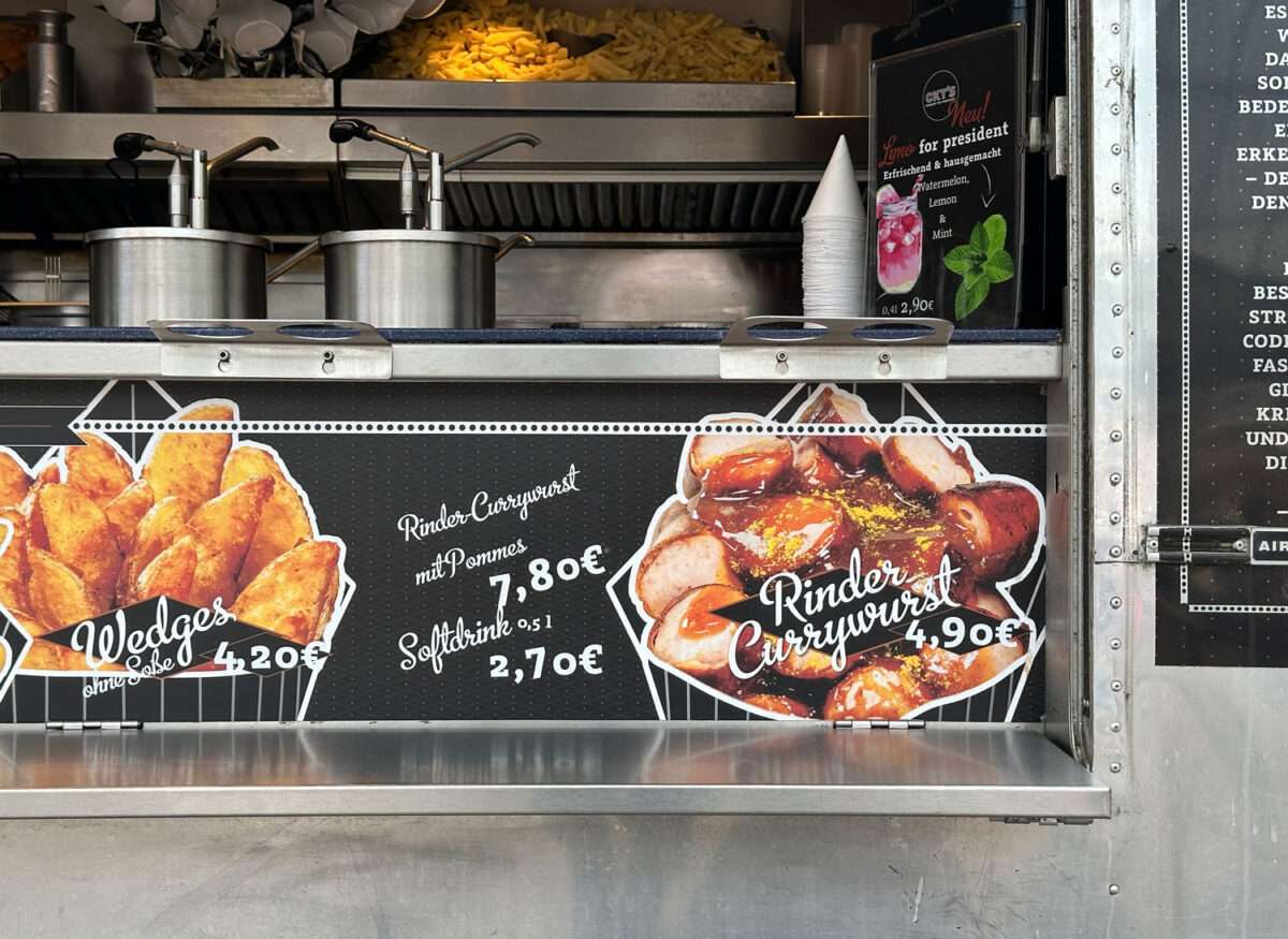 Die Currywurst in der Tüte für 4,90 € war o.k. auch wenn ihr Zuckergehalt deutlich hervorstach. Vor allem in der Soße.