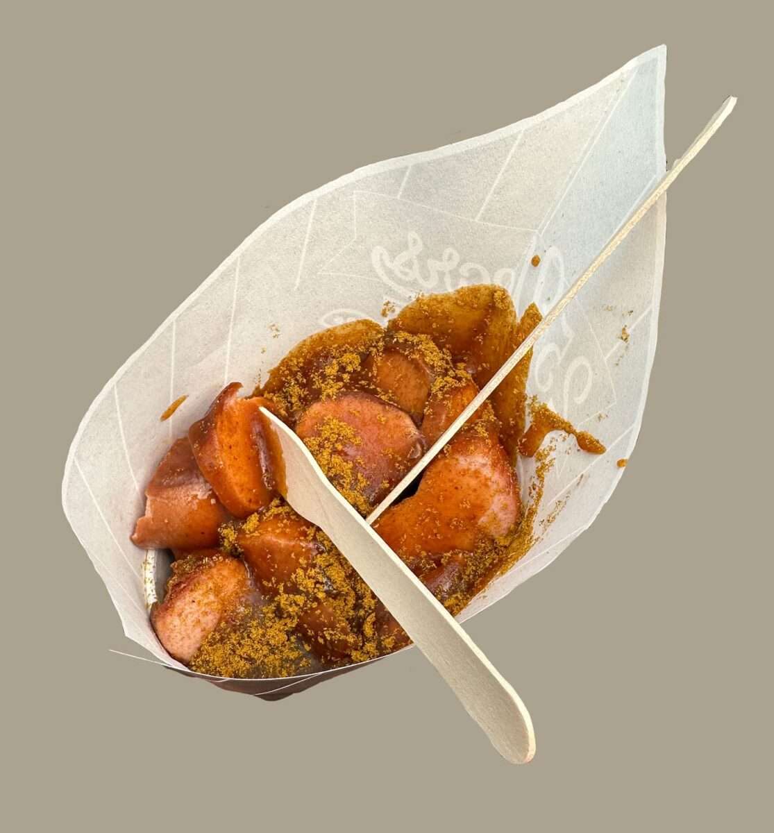 Die Currywurst in der Tüte war gut und das lag nicht zuletzt am Zuckergehalt der Soße.