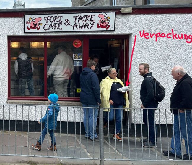 Die Fish and Chip im Papier sind Tradition. Vor nicht allzu langer Zeit wurde noch Zeitungspapier verwendet. Vermutlich machte eine EU-Verordnung dieser Tradition den garaus.