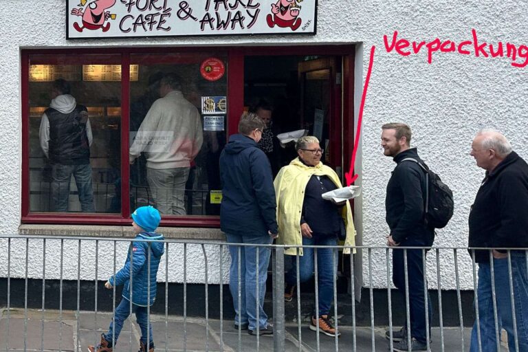 Die Fish and Chip im Papier sind Tradition. Vor nicht allzu langer Zeit wurde noch Zeitungspapier verwendet. Vermutlich machte eine EU-Verordnung dieser Tradition den garaus.