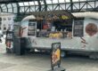 Der Foodtruck von dem Hamburger Hauptbahnhof ist ein amerikanisches Modell und hat Stil. Bei diesem bekommt man eine gute Currywurst in der Tüte.