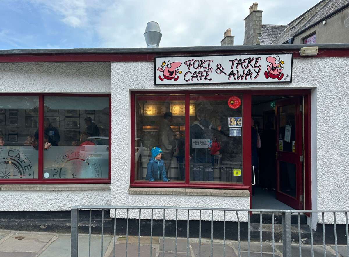 Im Fort Kafe Lerwick an der Festungsmauer bekommen Sie akzeptable Fish and Chip aber auch die fettigste Wurst der Welt.