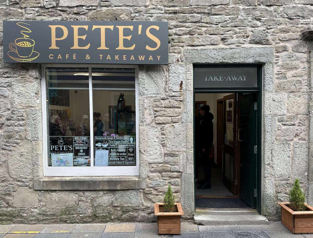 Lerwick Pete`s Cafe & Takeaway ist in einer der Gassen zu finden und bietet Breakfast und Lunch aber auch Ice Cream.
