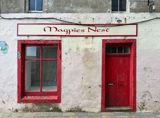 Selbst leerstehende Läden sind nicht nur Lücken im Stadtbild, sondern kleine Zeitfenster und machen Lerwick und seine pittoresken Ecken so reizvoll.