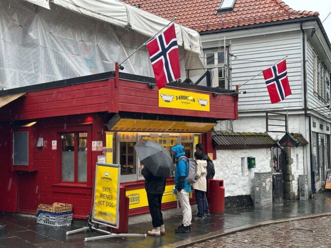Der Trekroneren Imbiss Bergen Norwegen bietet eine Rentierbratwurstwurst mit Preiselbeermarmelade an, welche besonders schmeckt.