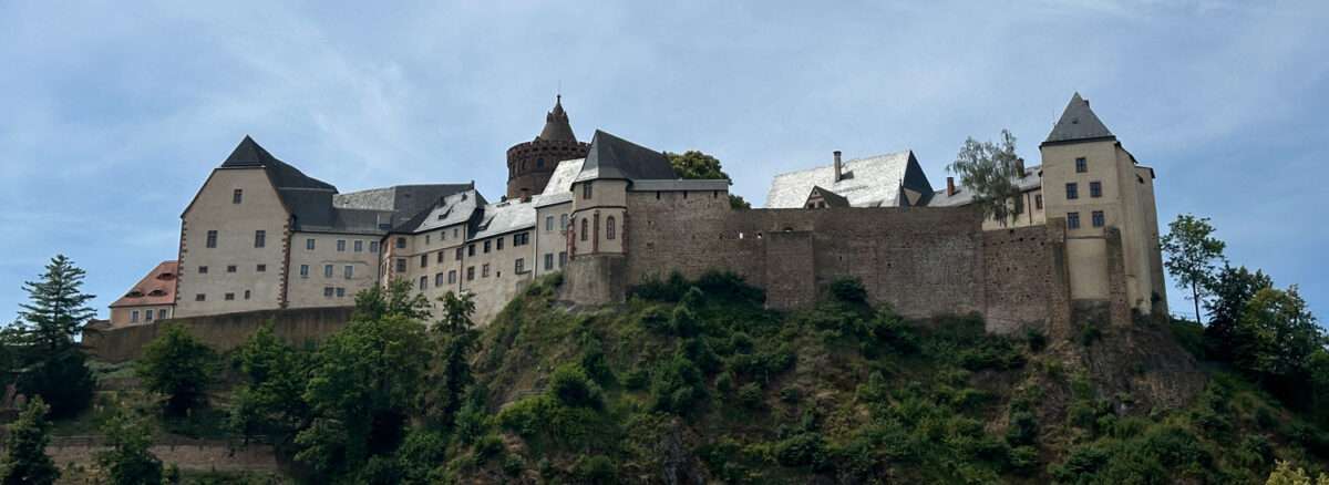 Die Burg Leisnig thront auf einem Felsen aus Porphyr über dem malerischen Muldental.