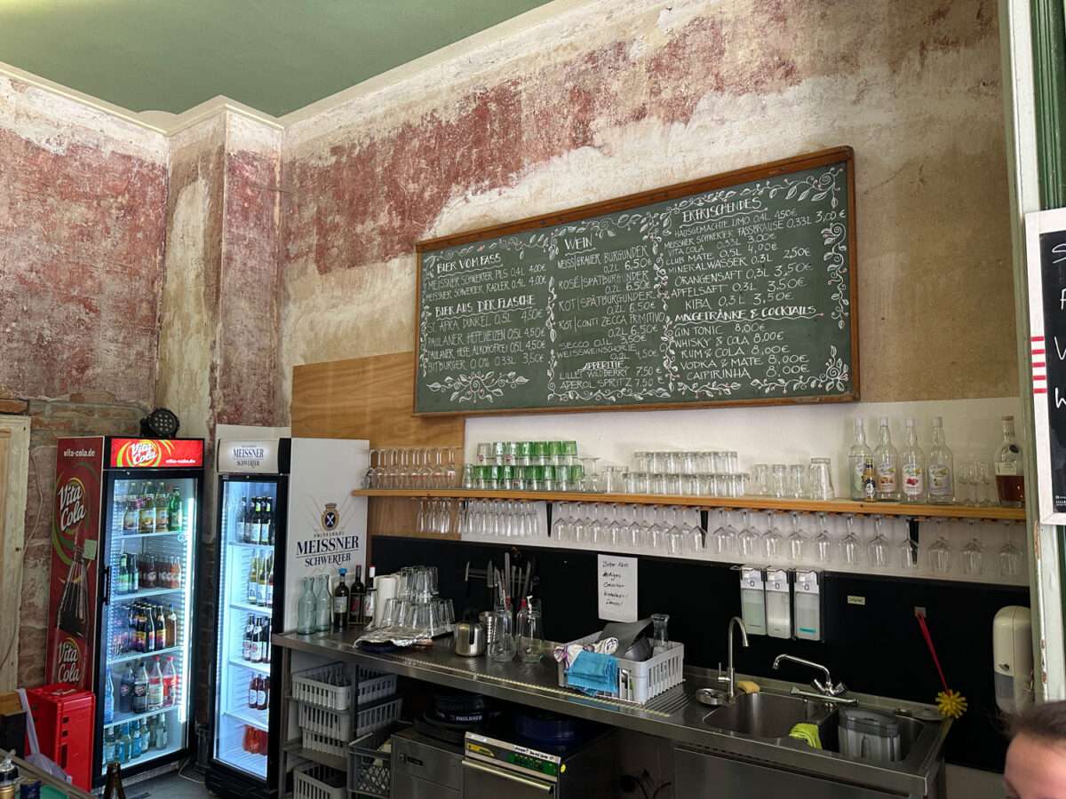 Natürlich ist auch die Bar im Leisniger Bahnhof mit ihren erfrischenden Getränken ein lohnendes Ziel nach der Wanderung im malerischen Muldental von Klosterbuch nach Leisnig im Muldental.