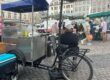 Die Eichsfelder Bratwurst auf dem Leipziger Wochenmarkt ist saftiger als eine Thüringer und war in diesem Fall auch aromatischer. Sie ist dicker und bleibt deswegen ein wenig länger auf dem Grill, was ihr Aroma verleiht.