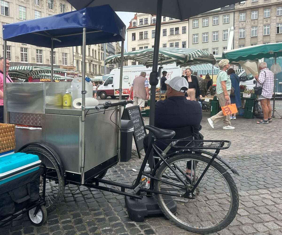 Die Eichsfelder Bratwurst auf dem Leipziger Wochenmarkt ist saftiger als eine Thüringer und war in diesem Fall auch aromatischer. Sie ist dicker und bleibt deswegen ein wenig länger auf dem Grill, was ihr Aroma verleiht.