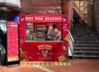 Den Hamburger Hot Dog im Schlafrock im Hamburger Hauptbahnhof bekommen Sie für 6 Euro. Wegen seiner Süße ist er jedoch nicht gesund.