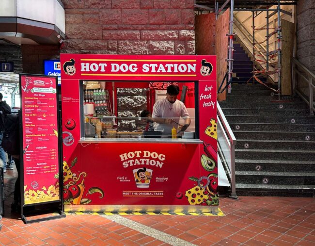 Den Hamburger Hot Dog im Schlafrock im Hamburger Hauptbahnhof bekommen Sie für 6 Euro. Wegen seiner Süße ist er jedoch nicht gesund.