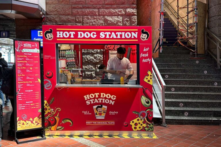 Den Hamburger Hot Dog im Schlafrock im Hamburger Hauptbahnhof bekommen Sie für 6 Euro. Wegen seiner Süße ist er jedoch nicht gesund.